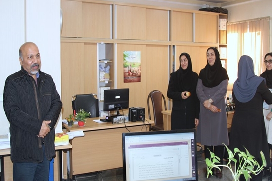 حضور مدیر شبکه بهداشت و درمان اسلامشهر در واحدهای ستادی برای تبریک روز میلاد دخت نبی اکرم (ص)، روز زن و مادر 